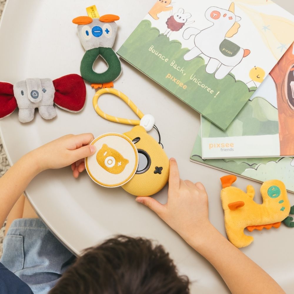 Pixsee Wonders 全方位探索套組，包含互動教育機與三款互動角色配件 Mini Owlee、Mini Dragee、Mini Trunkee
